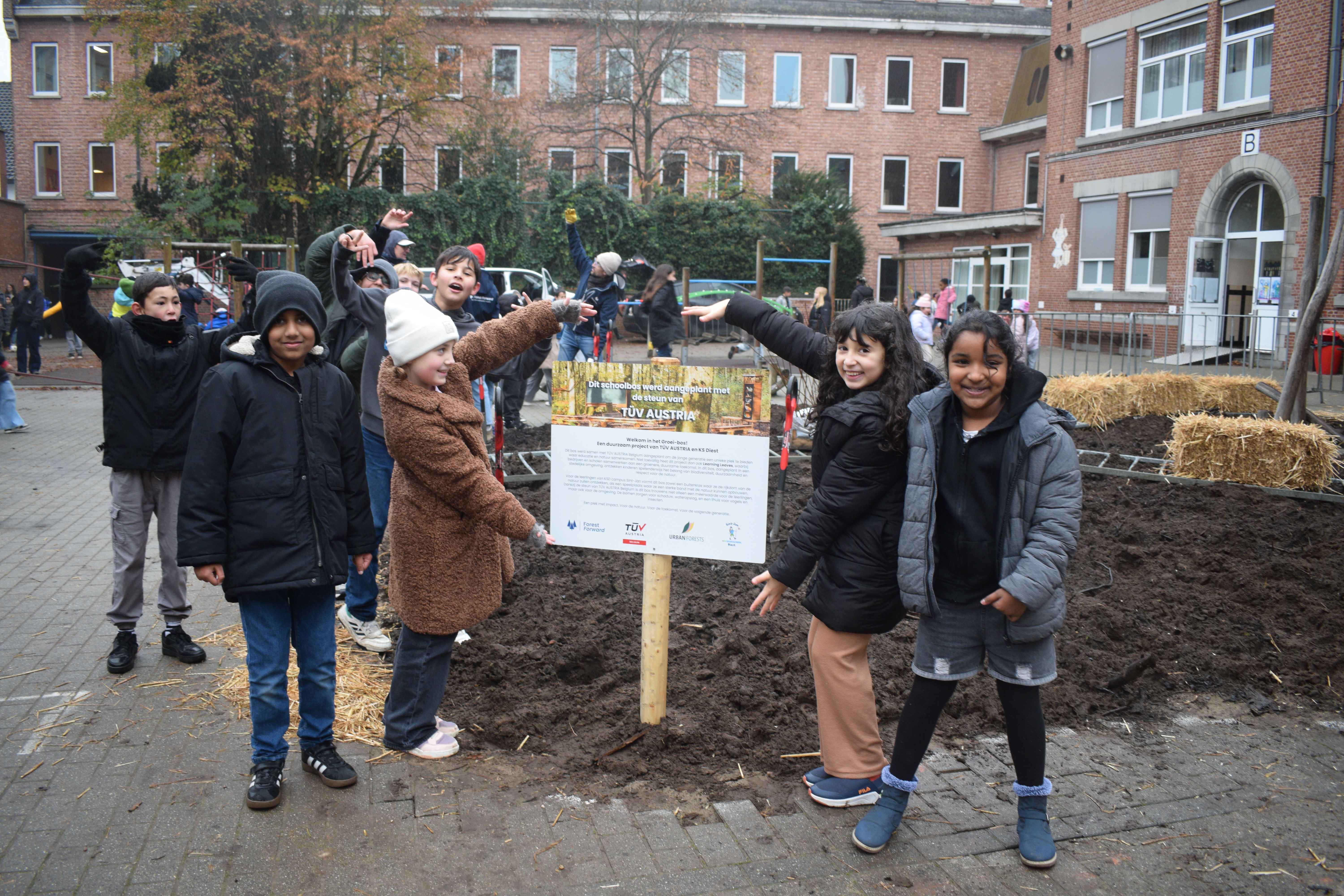Blije kinderen schoolaanplant KS DIEST